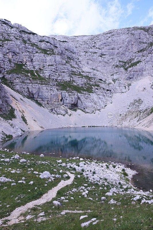 美丽的景色(Spodnje Kriško jezero)湖在朱利安阿尔卑斯山，斯洛文尼亚